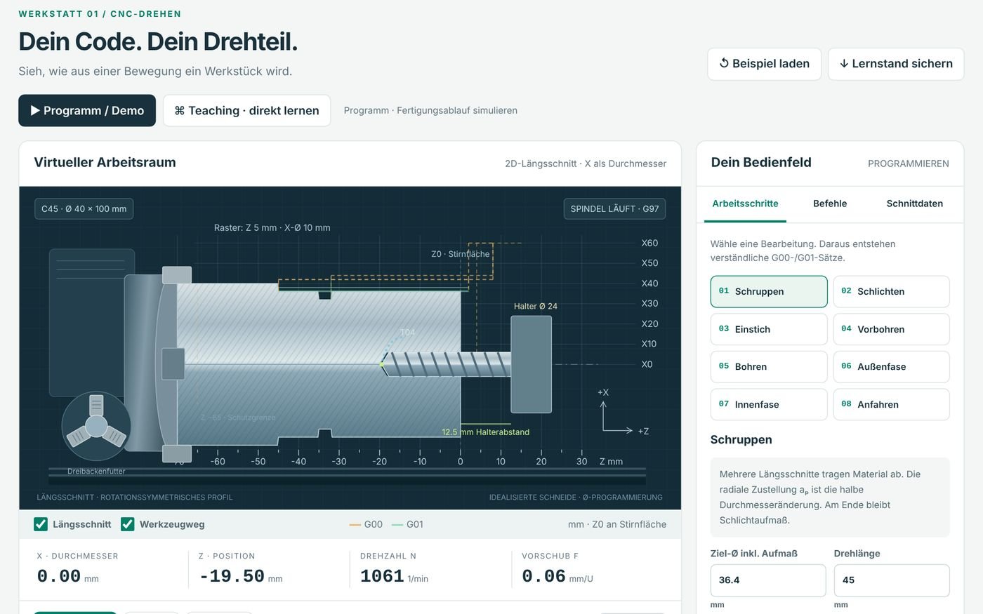 Bildschirmfoto des CNC-Drehtrainers: virtueller Arbeitsraum mit teilweise gedrehtem Werkstück und Bohrer, daneben das Bedienfeld mit Arbeitsschritten